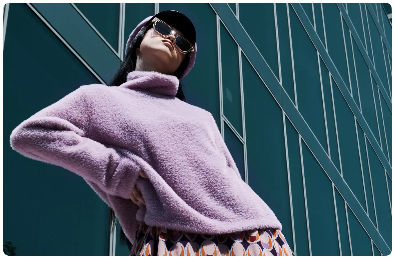 Ana Alcazar Model trägt Pullover in Rosa